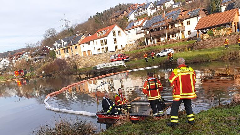 Die Feuerwehr im Einsatz in Neuhütten nach dem Ölunfall.&nbsp;Auch ein Boot kam zum Einsatz.