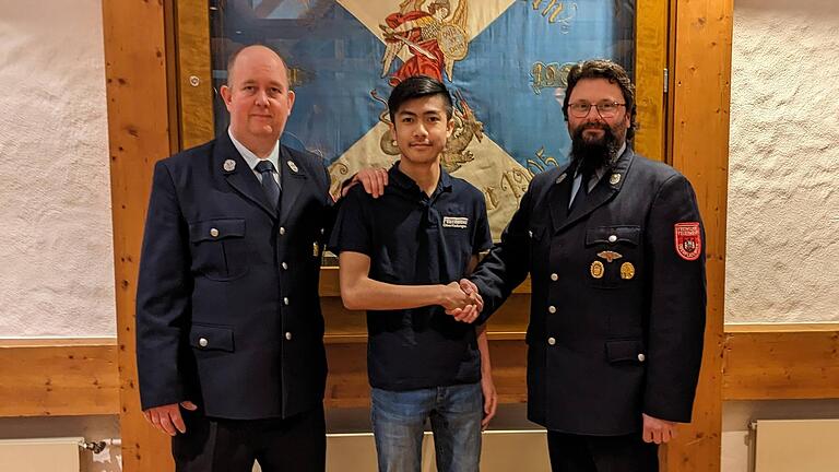 Auf dem Foto 2. Kommandant Peter Vogt, Wasan Khamklin, 1. Kommandant Kilian Memmel.