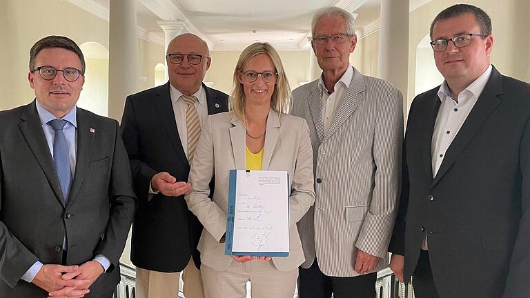 Zur Vertragsunterzeichnung im Residenzschloss Mergentheim kamen (von links) Landrat Christoph Schauder, Oberbürgermeister Udo Glatthaar, Ministerialrätin Juliane Weckerle sowie die Vorstandsmitglieder des Deutschordensmuseumsvereins, Gernot-Uwe Dziallas und Volker Sturm, zusammen.