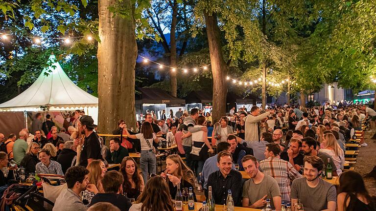 Das Hofgarten-Weinfest in Würzburg startet bereits am Freitag und bietet ein besonderes Ambiente. Das Hofgarten-Weinfest in Würzburg startet bereits am Freitag und bietet ein besonderes Ambiente.