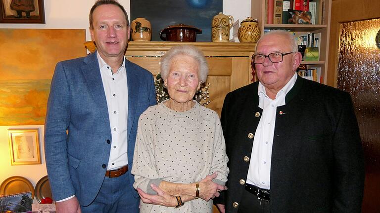 Ursula Röder-Geiberger aus Haßfurt feierte ihren 90. Geburtstag, zu dem auch der stellvertretende Landrat Michael Ziegler (links) und zweiter Bürgermeister Norbert Geier gratulierten.