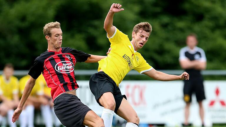 Lukas Brand (links) für den TSV Reichenberg und Arthur Gewiß vom TSV Rottenbauer im Kampf um den Ball: Beide Mannschaften spielten in der Saison 2016/17 in der Kreisliga gegeneinander. Das Bild entstand im August 2016 auf dem Sportgelände in Rottenbauer. Die Gastgeber gewannen mit 2:1. Lukas Brand (links) für den TSV Reichenberg und Arthur Gewiß vom TSV Rottenbauer im Kampf um den Ball: Beide Mannschaften spielten in der Saison 2016/17 in der Kreisliga gegeneinander. Das Bild entstand im August 2016 auf dem Sportgelände in Rottenbauer. Die Gastgeber gewannen mit 2:1.