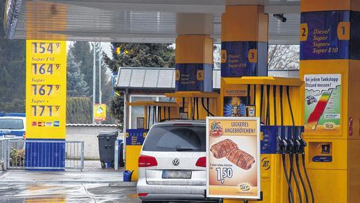 Teurer Sprit: Bei der Jet-Tankstelle in Tauberbischofsheim kosten zwei Schokoladen-Brötchen weniger als ein Liter Benzin. Teurer Sprit: Bei der Jet-Tankstelle in Tauberbischofsheim kosten zwei Schokoladen-Brötchen weniger als ein Liter Benzin.