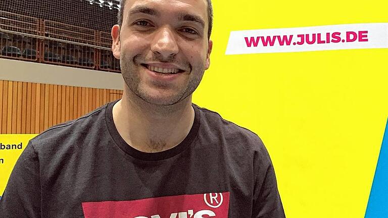 Vorsitzender Junge Liberale - Konstantin Kuhle       -  Aufbruchstimmung: Der Bundesvorsitzende der Jungen Liberalen, Konstantin Kuhle, steht in Würzburg in der s.Oliver-Arena vor einem Banner, das das neue Logo der FDP-Jugendorganisation zeigt.