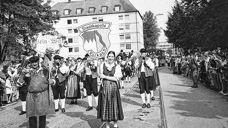 Begleitete viele Jahre den Einzug der Sommeracher Winzer aufs Oktoberfest: Die Stadtkapelle Volkach, hier im Jahr 1997.