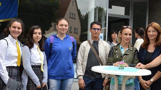 Austauschschüler des Gemündener FLG und des Loyola-Gymnasiums Prizren (Kosovo) stellten gemeinsam Fotos aus. Am runden Tisch mit Besuchern: Projektleiter Jürgen Endres (Zweiter von rechts) mit Jasna Blais vom Kulturamt Gemünden (rechts). Austauschschüler des Gemündener FLG und des Loyola-Gymnasiums Prizren (Kosovo) stellten gemeinsam Fotos aus. Am runden Tisch mit Besuchern: Projektleiter Jürgen Endres (Zweiter von rechts) mit Jasna Blais vom Kulturamt Gemünden (rechts).