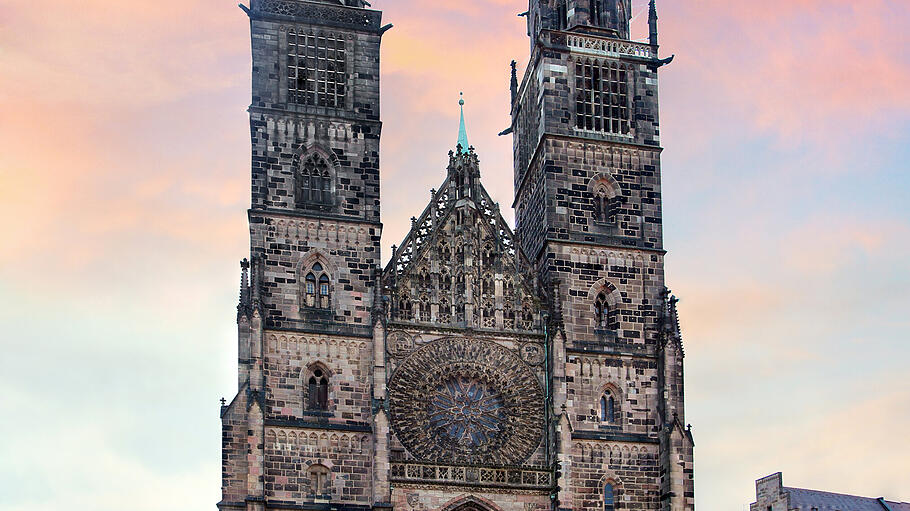 St. Lawrence church - Nuremberg, Germany       -  Das imposante Wahrzeichen von Nürnberg eignet sich perfekt für den großen Tag.