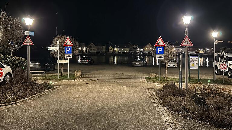 Mit einer Höhenbegrenzung will die Stadt Marktbreit das Parken auf dem Platz hinter dem Lagerhaus beschränken.