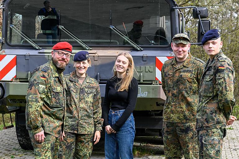 Verteidigungsstark: Jörg Laackman (von links), Alexandra Laackman, Paula Klemm, Jonas Laackman und Johann Klemm stellen sich in der Volkacher Mainfranken-Kaserne zum Gruppenfoto auf. Verteidigungsstark: Jörg Laackman (von links), Alexandra Laackman, Paula Klemm, Jonas Laackman und Johann Klemm stellen sich in der Volkacher Mainfranken-Kaserne zum Gruppenfoto auf. 