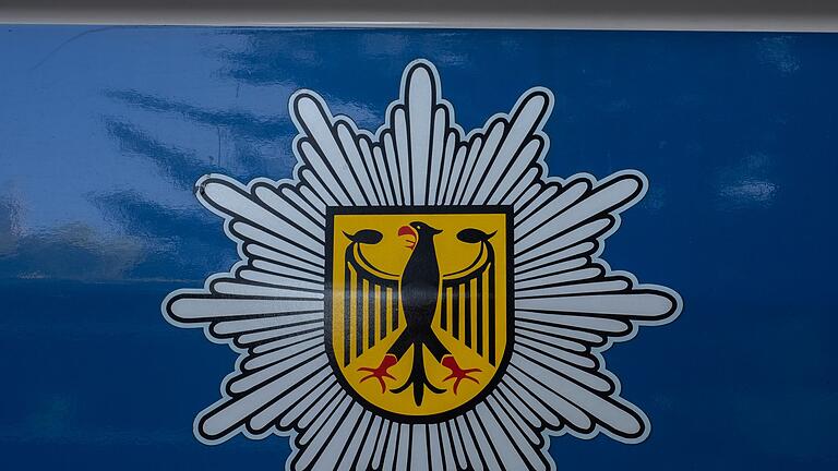 Logo der Bundespolizei       -  Beamte der Bundespolizei haben an der Grenze zu Tschechien mehrere Einreisende mit illegalen Feuerwerkskörpern gestoppt (Symbolfoto).