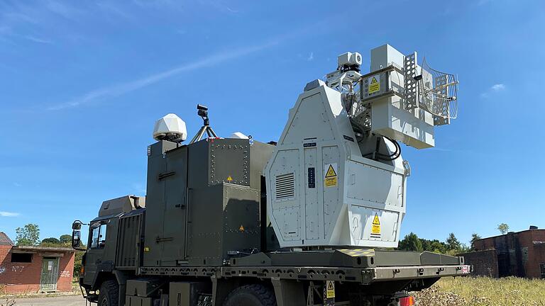 Großbritannien testet neue Waffe zur Drohnenabwehr - Das System nutzt nach britischen Angaben Funkwellen, um wichtige elektronische Komponenten in Drohnen zu stören oder zu beschädigen. Großbritannien testet neue Waffe zur Drohnenabwehr - Das System nutzt nach britischen Angaben Funkwellen, um wichtige elektronische Komponenten in Drohnen zu stören oder zu beschädigen.