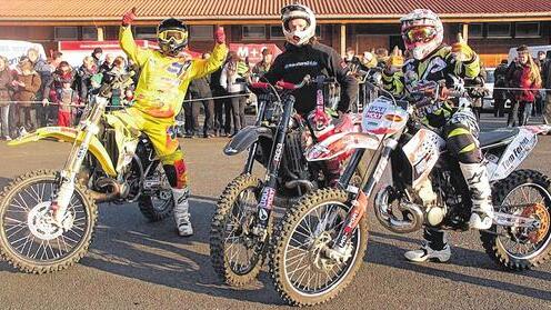 Super-Vorstellung: Tobias Fink (von links), Robert Naumann und Tom Ferber sind die Wrecking-Crew, die bei der Motorradmesse Wheelies in Dettelbach waghalsige Sprünge vorführten.