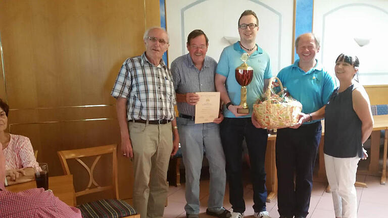 Quizmaster Georg Büttner (von links), Dieter Motsch, Marius Motsch, Klaus Kemmer, und Fredericke Borgward, Vorsitzende der Bayerischen Bäckerfachvereine.  Foto: Doris Bauer       -  Quizmaster Georg Büttner (von links), Dieter Motsch, Marius Motsch, Klaus Kemmer, und Fredericke Borgward, Vorsitzende der Bayerischen Bäckerfachvereine.  Foto: Doris Bauer