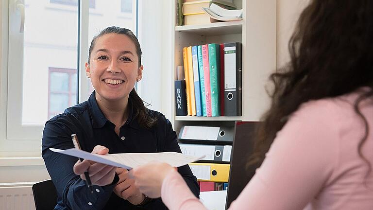 An zwei Tagen in der Woche berät Talentscout Elina Schnürer im IBF Menschen mit Flucht- und Migrationshintergrund, zeigt ihnen Wege zum beruflichen Einstieg oder zur Weiterbildung auf.