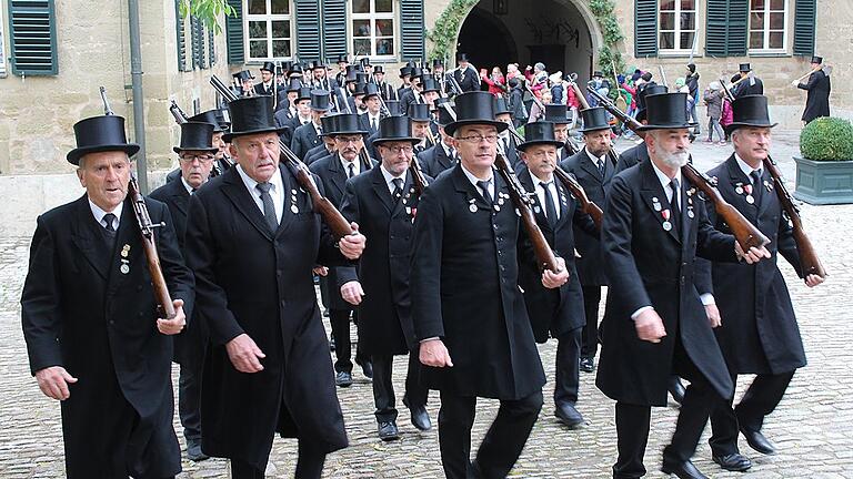 Der Auszug der Bürgerwehr bildete am Dienstag morgen wieder den Abschluss  der Casteller Kirchweih. Für die Männer mit Hauptmann Volker Hartmann an der Spitze ging es nach Stationen am Rathaus, im Schloss und an der Kirche zum Schießen.