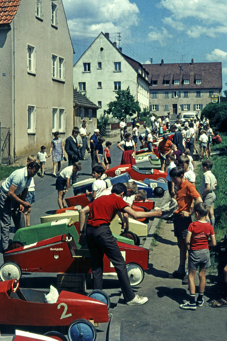 Zwischen 1963 und 1970 diente die Sudetenstraße für die zahlreichen Teilnehmer mit ihren Kisten als Fahrerlager.