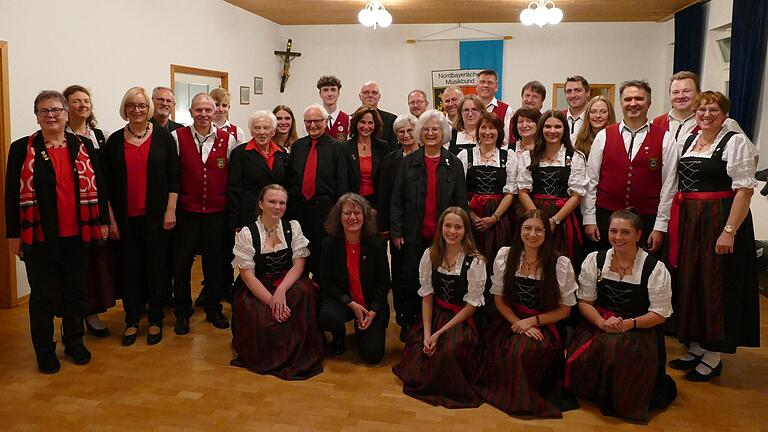 Das Bild zeigt alle anwesenden Geehrten des Musikvereins Heufurt.