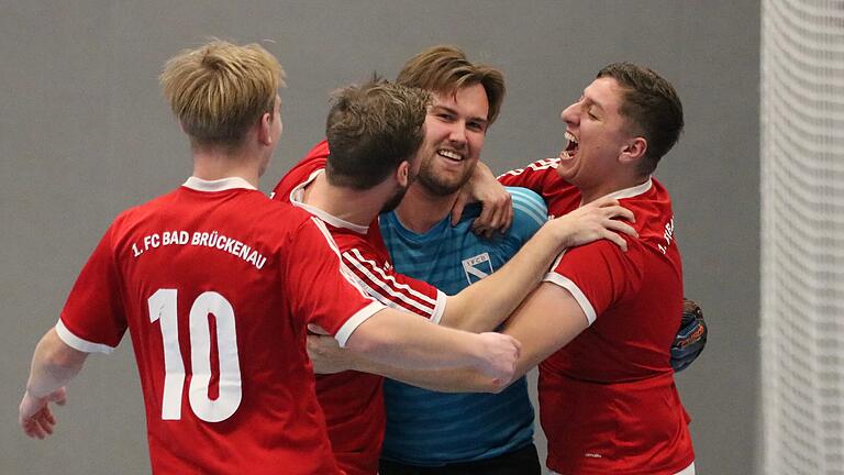 Pokalsieg der SG Bad Brückenau/Römershag       -  Als Außenseiter gestartet, gewinnen die Kicker der SG Bad Brückenau/Römershag ihr Heimturnier. Foto: Sebastian Schmitt