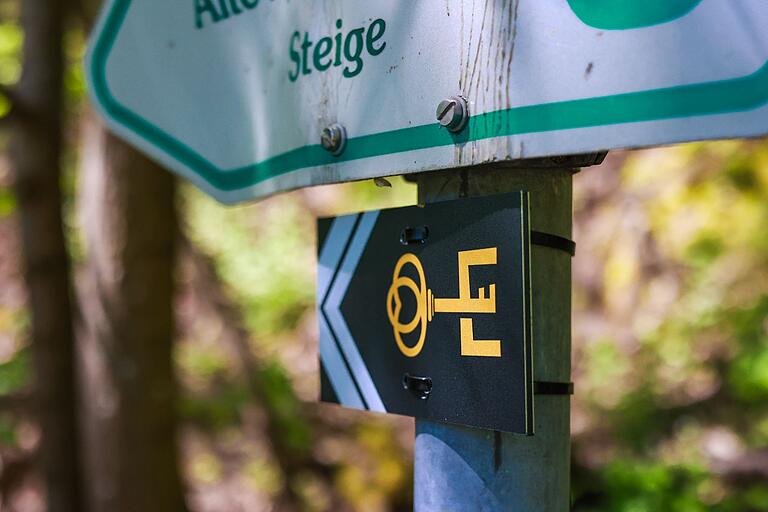 Hinweise finden die Spielerinnen und Spielerinnen teilweise auch auf der Route.