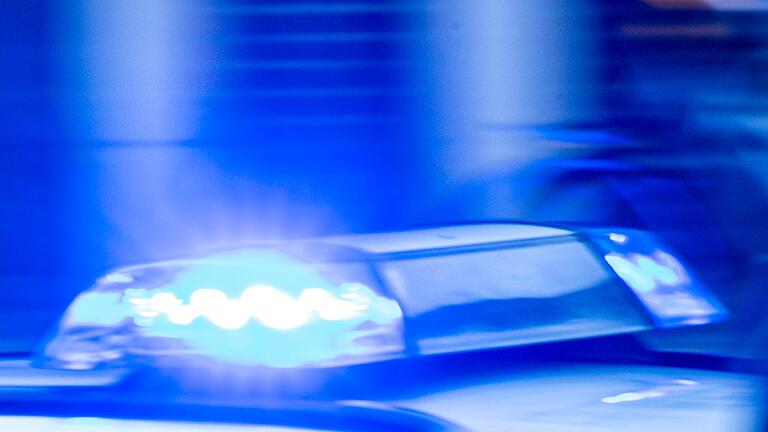 Frau liegt tot in ihrem Bett - Gewalttat vermutet       -  Die unterfränkische Polizei ermittelt im Fall einer toten Frau und eines schwer verletzten Mannes. (Symbolbild)