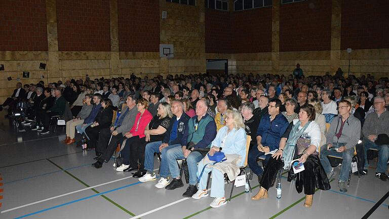 Die rund 300 Zuschauer und Zuschauerinnen genossen am Samstagabend in der Turnhalle das Konzert Classic Rock des Chors Chorason.