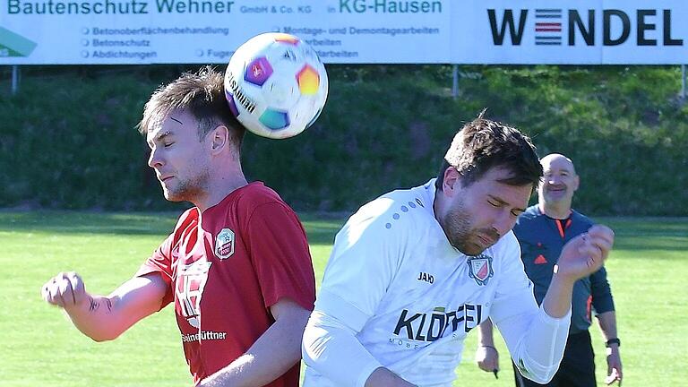 Rhöner Fußball-Nachlese       -  Augen zu und durch: Kopfballduell mit Marcel Walter  von der TSVgg Hausen (links) und Simon Meister vom TSV Thundorf.
