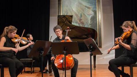 Mit schöner Kammermusik beeindruckte das Alma-Quartett mit Katharina Schmitzer (Violine), Mika Yamamoto (Klavier), Yimeng Xi (Cello) und Paula Sedeno Moreno (Viola) beim Konzert für Senioren in der Stadthalle in Haßfurt.