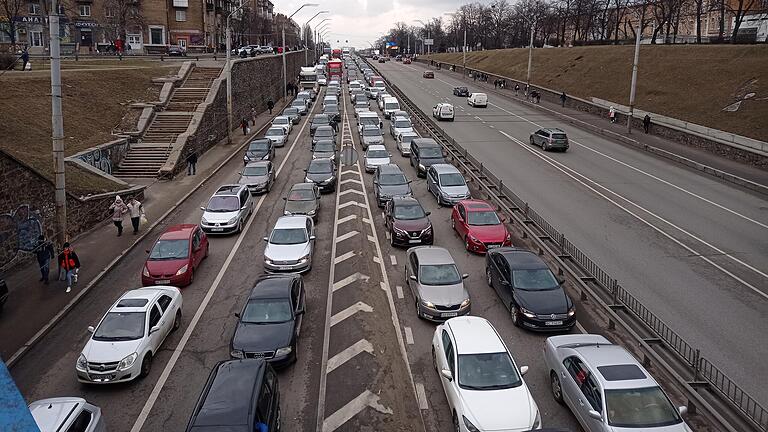 Lange Autoschlangen in Kiew: Wer kann, versucht, die Stadt zu verlassen.