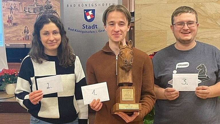 Sie belegten bei den 20. Bad Königshofen Open um den Schwarzen Grabfeldspringer die ersten Plätze (von links): Olga Babiy (Zweite), Ruben Lutz (Sieger) und Timo Helm (Dritter). Sie belegten bei den 20. Bad Königshofen Open um den Schwarzen Grabfeldspringer die ersten Plätze (von links): Olga Babiy (Zweite), Ruben Lutz (Sieger) und Timo Helm (Dritter).