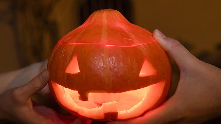 Kürbis zu Halloween - Zu Halloween leuchten vor vielen Häusern Kerzen in ausgehöhlten Kürbissen. (Symbolbild) Kürbis zu Halloween - Zu Halloween leuchten vor vielen Häusern Kerzen in ausgehöhlten Kürbissen. (Symbolbild)