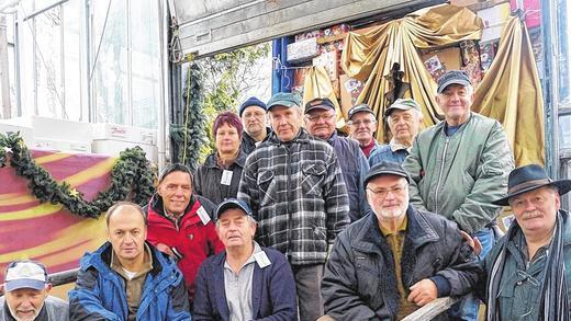 Eingespielte Truppe: Das Verladeteam mit dem Vorsitzenden Rudolph Karg (rechts). Eingespielte Truppe: Das Verladeteam mit dem Vorsitzenden Rudolph Karg (rechts).