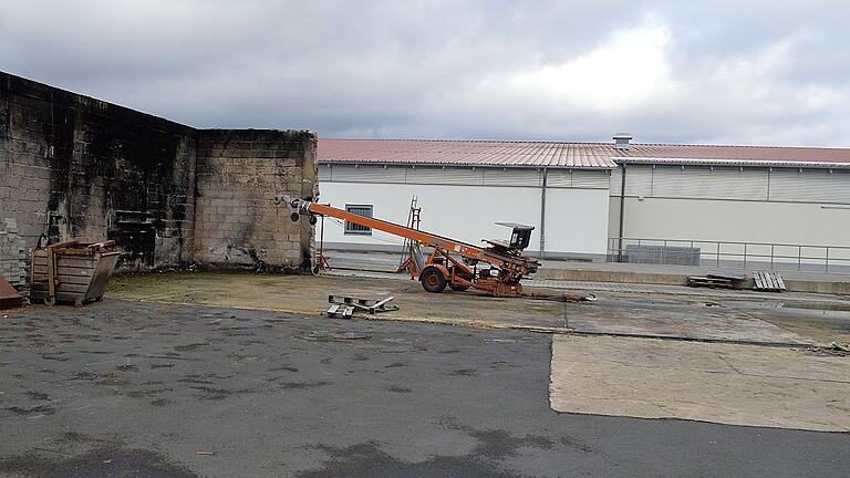 Schäden weitgehend beseitigt: Vom zerstörten Betriebsgebäude steht nur noch ein Mauerrest. Ansonsten ist das Grundstück vorbereitet auf die Montage der neuen Lagerhalle, die in Stahlbauweise errichtet werden soll. Schäden weitgehend beseitigt: Vom zerstörten Betriebsgebäude steht nur noch ein Mauerrest. Ansonsten ist das Grundstück vorbereitet auf die Montage der neuen Lagerhalle, die in Stahlbauweise errichtet werden soll.