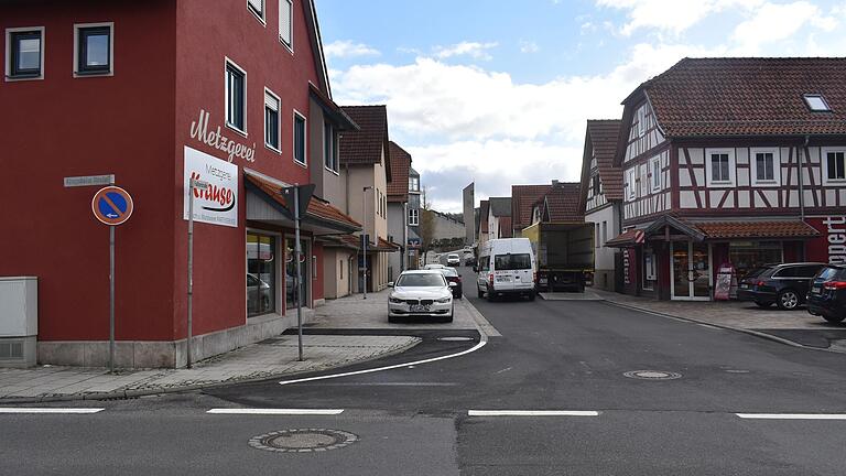 Ein Blick auf die frisch renovierte Falltorstraße in Herschfeld. Die Diskussionen rund um den Verkehr im Bad Neustädter Stadtteil haben zuletzt das Landratsamt auf den Plan gerufen. Ein Blick auf die frisch renovierte Falltorstraße in Herschfeld. Die Diskussionen rund um den Verkehr im Bad Neustädter Stadtteil haben zuletzt das Landratsamt auf den Plan gerufen. 
