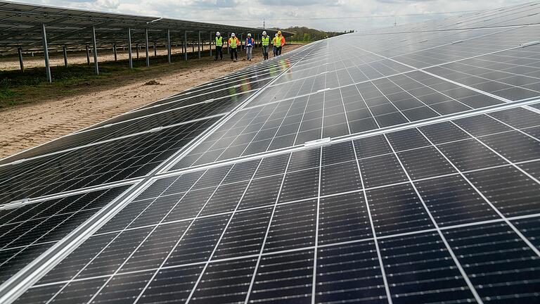 Mit solchen Solarparks wie hier bei Herlheim im Kreis Schweinfurt macht Belectric weltweit Geschäfte. Jetzt will der RWE-Konzern das Unternehmen verkaufen.