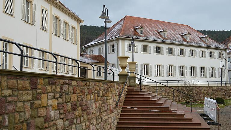 Die Mauer zwischen Kurpark und Kurhaushotel in Bad Bocklet ist nun endlich fertig. Die Mauer zwischen Kurpark und Kurhaushotel in Bad Bocklet ist nun endlich fertig. 