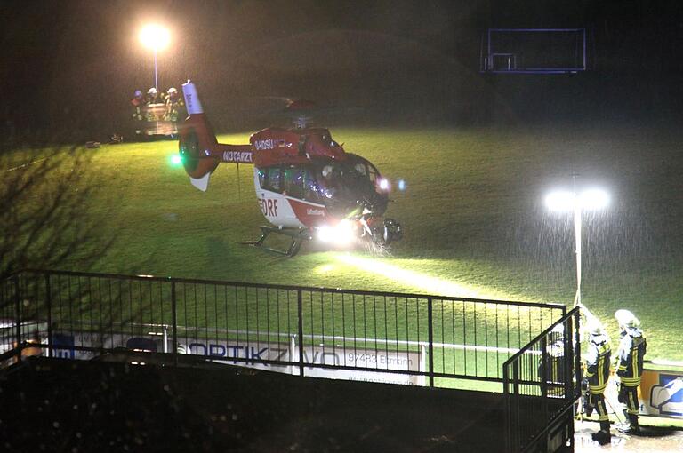 Auf dem Sportplatz landete der Hubschrauber 'Christoph Nürnberg'. Auf dem Sportplatz landete der Hubschrauber 'Christoph Nürnberg'.