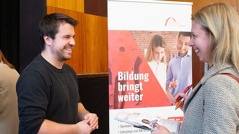 Ausloten, wer Weiterbildung anbietet, was es für Möglichkeiten gibt für Arbeitgeber und Arbeitssuchende, das war der Sinn der ersten Bildungsmesse der Agentur für Arbeit in Schweinfurt. Im Gespräch: Nico Stöcklein vom Bildungswerk der Bayerischen Wirtschaft und Olga Korableva. Ausloten, wer Weiterbildung anbietet, was es für Möglichkeiten gibt für Arbeitgeber und Arbeitssuchende, das war der Sinn der ersten Bildungsmesse der Agentur für Arbeit in Schweinfurt. Im Gespräch: Nico Stöcklein vom Bildungswerk der Bayerischen Wirtschaft und Olga Korableva.