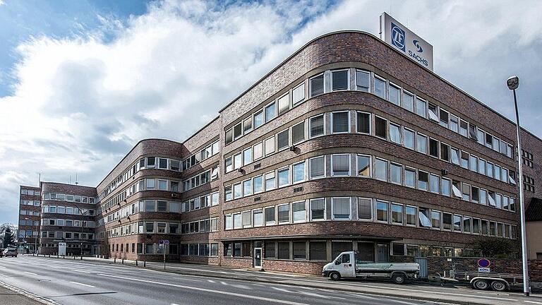 Auch architektonisch präsent: Das Verwaltungsgebäude von Fichtel & Sachs über dem heute das ZF-Logo steht. Auch architektonisch präsent: Das Verwaltungsgebäude von Fichtel & Sachs über dem heute das ZF-Logo steht.