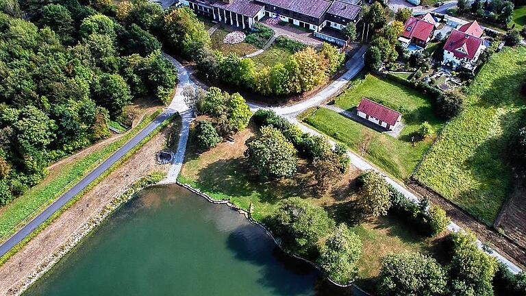Das früher zuletzt von der Diakonie betriebene Haus der Begegnung (Mitte graue Dächer) am Ellertshäuser See will der neue Besitzer zu einer Ferienanlage mit rund 30 Eigentumswohnungen umbauen. Das früher zuletzt von der Diakonie betriebene Haus der Begegnung (Mitte graue Dächer) am Ellertshäuser See will der neue Besitzer zu einer Ferienanlage mit rund 30 Eigentumswohnungen umbauen.
