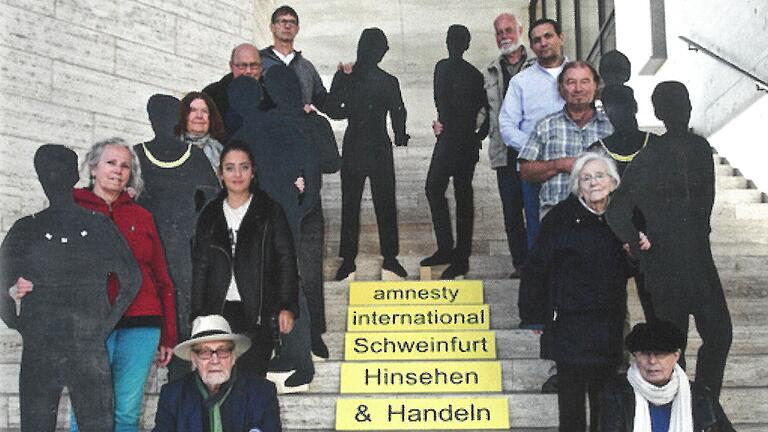 Zum 60-jährigen Bestehen von Amnesty International macht die Schweinfurter Gruppe auf die weltweiten Menschenrechtsverletzungen aufmerksam. 'Das ist ein Thema ohne Ende', sagt ihr Sprecher Ulrich Philipp (vorne links). Zum 60-jährigen Bestehen von Amnesty International macht die Schweinfurter Gruppe auf die weltweiten Menschenrechtsverletzungen aufmerksam. 'Das ist ein Thema ohne Ende', sagt ihr Sprecher Ulrich Philipp (vorne links).