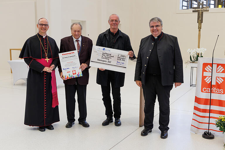 Sigmar Stumpf (2 von links) wurde für sein jahrzehntelanges Engagement im Kita-Bereich in Würzburg gewürdigt. Sigmar Stumpf (2 von links) wurde für sein jahrzehntelanges Engagement im Kita-Bereich in Würzburg gewürdigt.