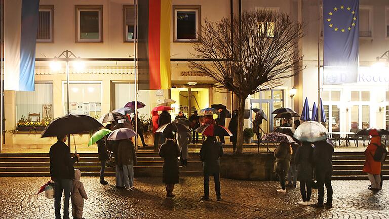 Trotz Kälte und Nässe haben sich rund 40 Menschen vor dem Rathaus getroffen, um der Opfer des Erdbebens in der Türkei und Syrien zu gedenken.       -  Trotz Kälte und Nässe haben sich rund 40 Menschen vor dem Rathaus getroffen, um der Opfer des Erdbebens in der Türkei und Syrien zu gedenken.
