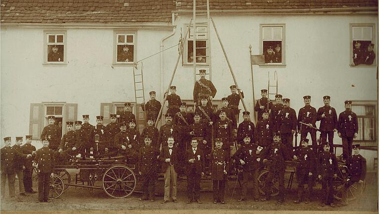 Die Freiwillige Feuerwehr von Holzkirchhausen. Dieses Bild entstand anlässlich des 40-jährigen Jubiläums. Die Freiwillige Feuerwehr von Holzkirchhausen. Dieses Bild entstand anlässlich des 40-jährigen Jubiläums.
