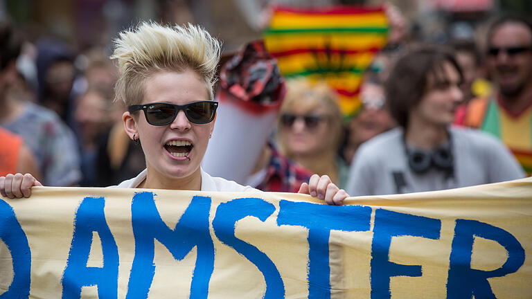 Protestmarsch Cannabis       -  Unter dem Motto „Colorado, Amsterdam - wann ist endlich Würzburg dran?“ haben  rund 250 Personen beim „Global Marijuana March“ für die Legalisierung von Cannabis in der Würzburger Innenstadt demonstriert.