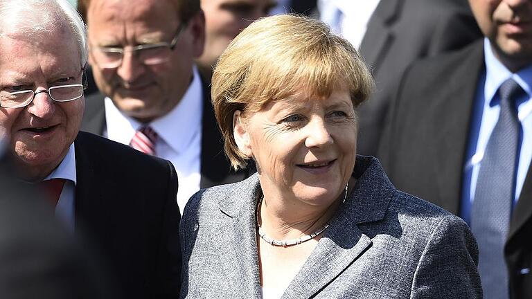 -       -  German Chancellor Angela Merkel arrives to visit a shelter for asylum-seekers in Heidenau, eastern Germany on August 26, 2015.  Merkel visits the refugee centre hit by violent far-right protests, a day after Berlin said it had eased some asylum rules as thousands more migrants pour into Europe seeking refuge. AFP PHOTO / TOBIAS SCHWARZ