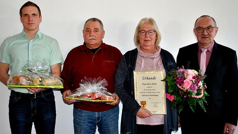 Ehrenamtliches Engagement wurde beim Neujahrsempfang in Saal gewürdigt: Präsente erhielten (von links) Johannes Kürschner, Helmut Scholtyssek und Doris Schön, rechts Bürgermeister Norbert Bauer.