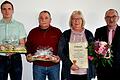 Ehrenamtliches Engagement wurde beim Neujahrsempfang in Saal gewürdigt: Präsente erhielten (von links) Johannes Kürschner, Helmut Scholtyssek und Doris Schön, rechts Bürgermeister Norbert Bauer.