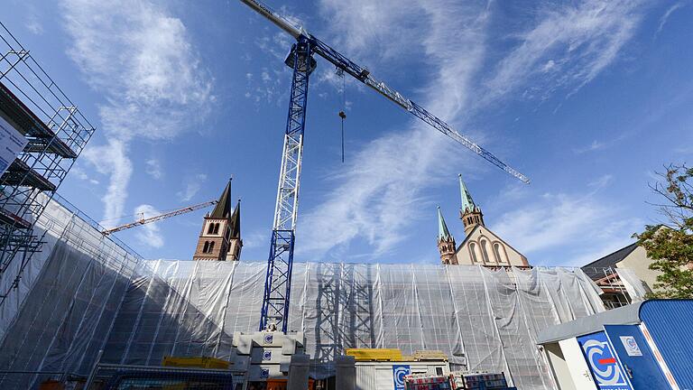 Das Archivfoto von 2013 zeigt das eingerüstete Burkardushaus neben dem Würzburger Dom. Nach jüngsten Auskünften des Ordinariats belaufen sich die Kosten für die Baumaßnahme auf 20,8 Millionen Euro - inklusive Kunst. Ursprünglich waren 13,5 Millionen Euro eingeplant.