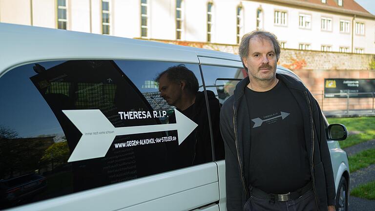 Theresas Vater Ronald Stahl kam am Tag nach der Urteilsverkündung vor das Justizzentrum in Würzburg und äußerte sich vor Journalisten.