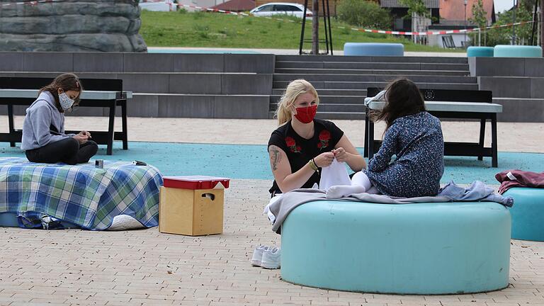 Mit Masken und Abstand: Bei der Mittagsbetreuung an der Knetzgauer Schule ist derzeit nichts mehr, wie es war. 'Wir vermissen unseren Alltag', sagt Leiterin Carolin Kempf.